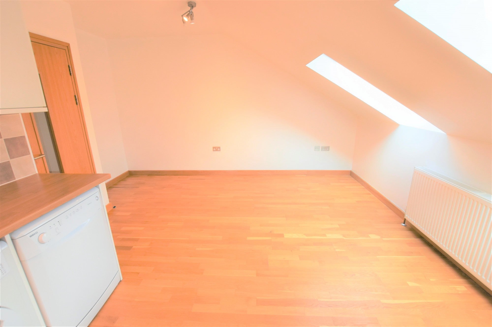 Flat Grant Road in Greater London
