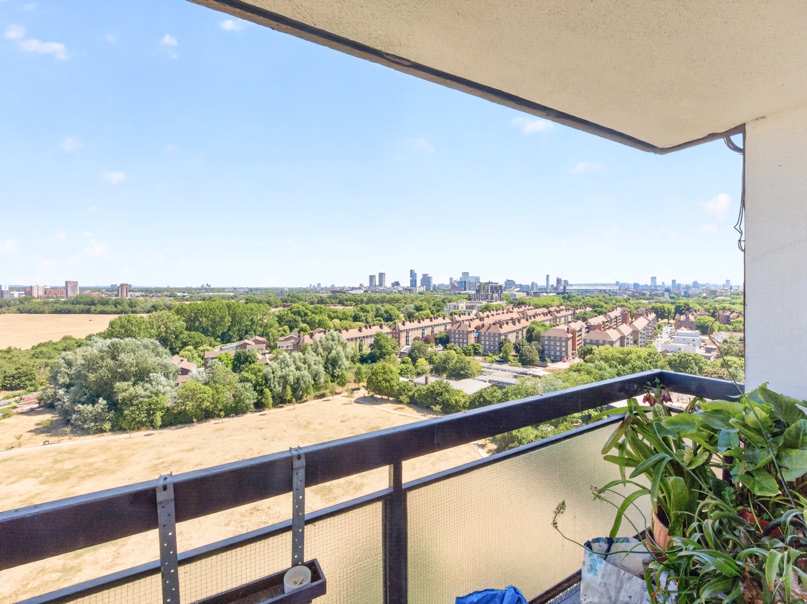 Flat Daubeney Road in Greater London