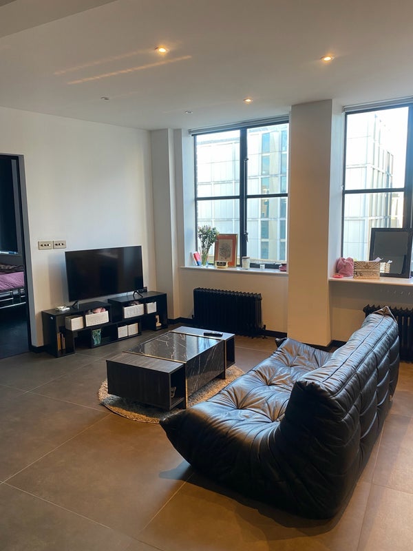 Flat Kingsland Road in Greater London