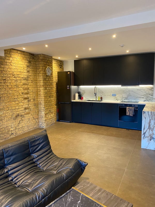 Flat Kingsland Road in Greater London