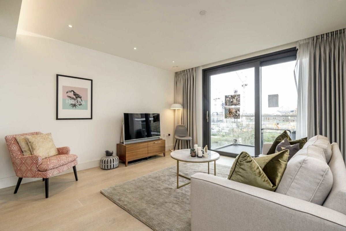 Flat Harbour Avenue in Greater London