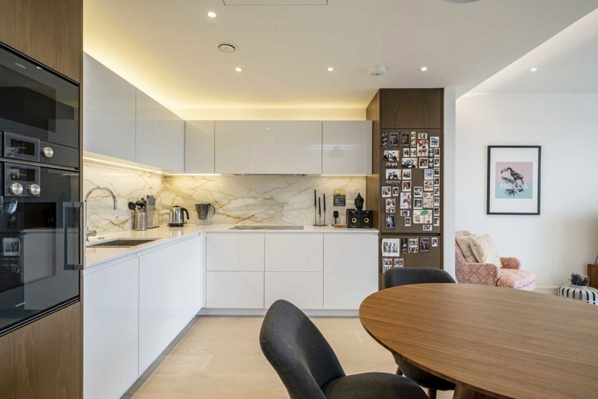Flat Harbour Avenue in Greater London