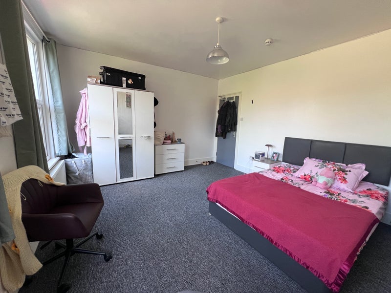 Room Denmark Road in Greater London