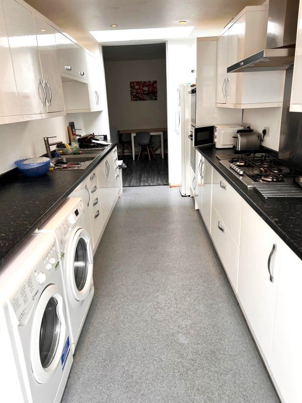 Room Denmark Road in Greater London