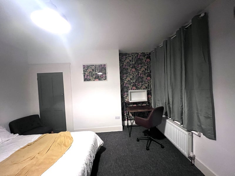 Room Denmark Road in Greater London