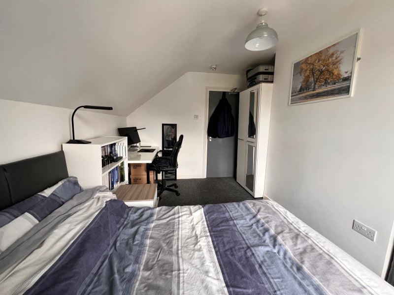 Room Denmark Road in Greater London