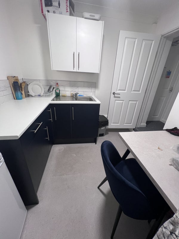 Room Denmark Road in Greater London