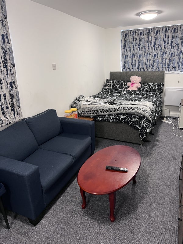 Room Denmark Road in Greater London