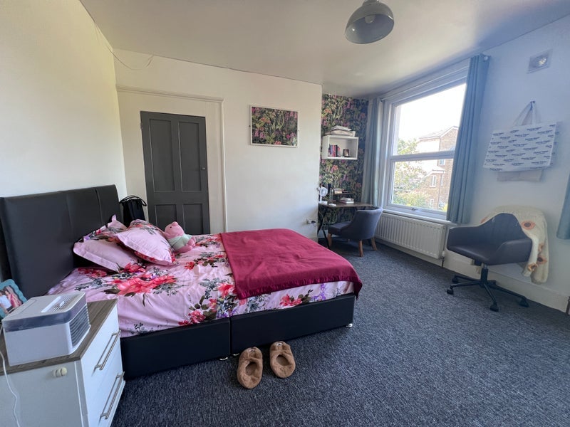 Room Denmark Road in Greater London