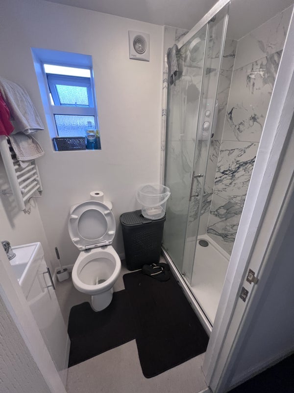 Room Denmark Road in Greater London