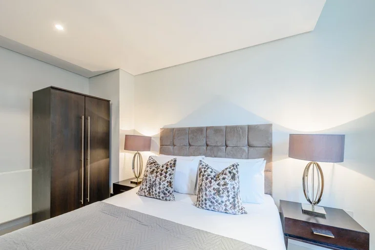 Flat Walm Lane in Greater London