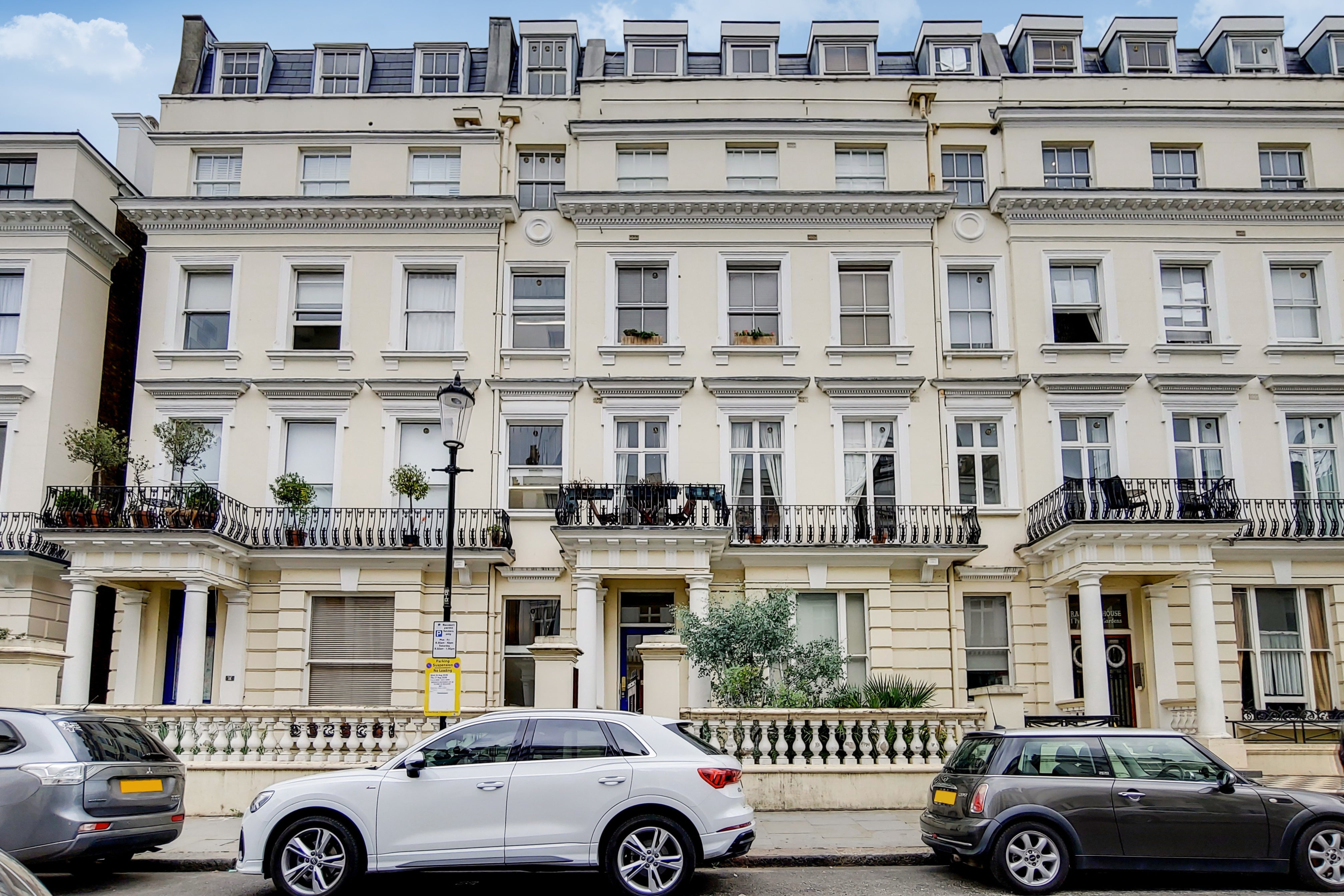 Flat Pembridge Gardens in Greater London