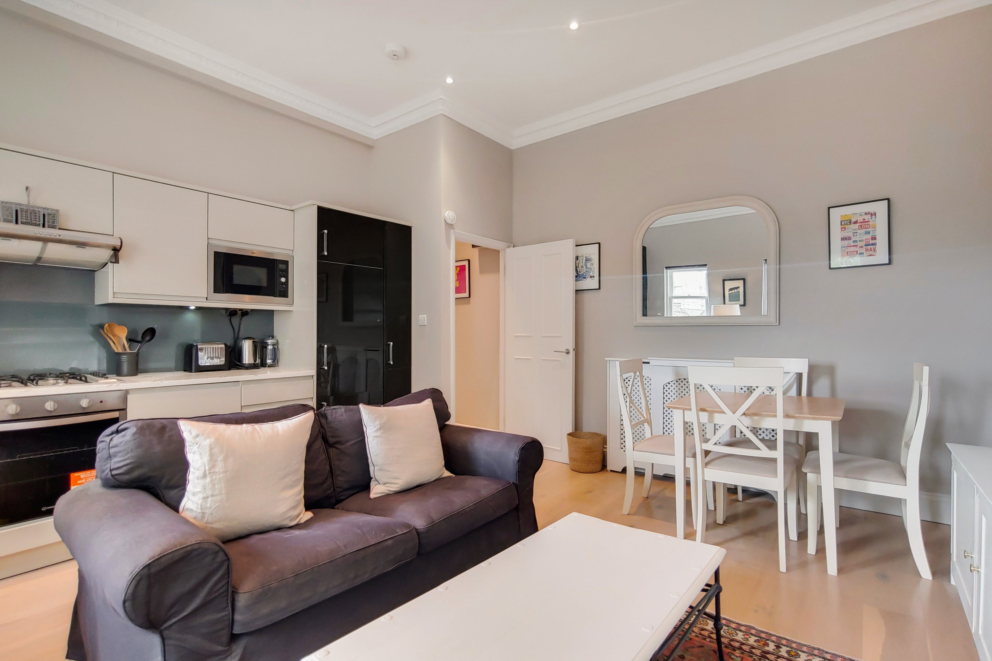 Flat Pembridge Gardens in Greater London