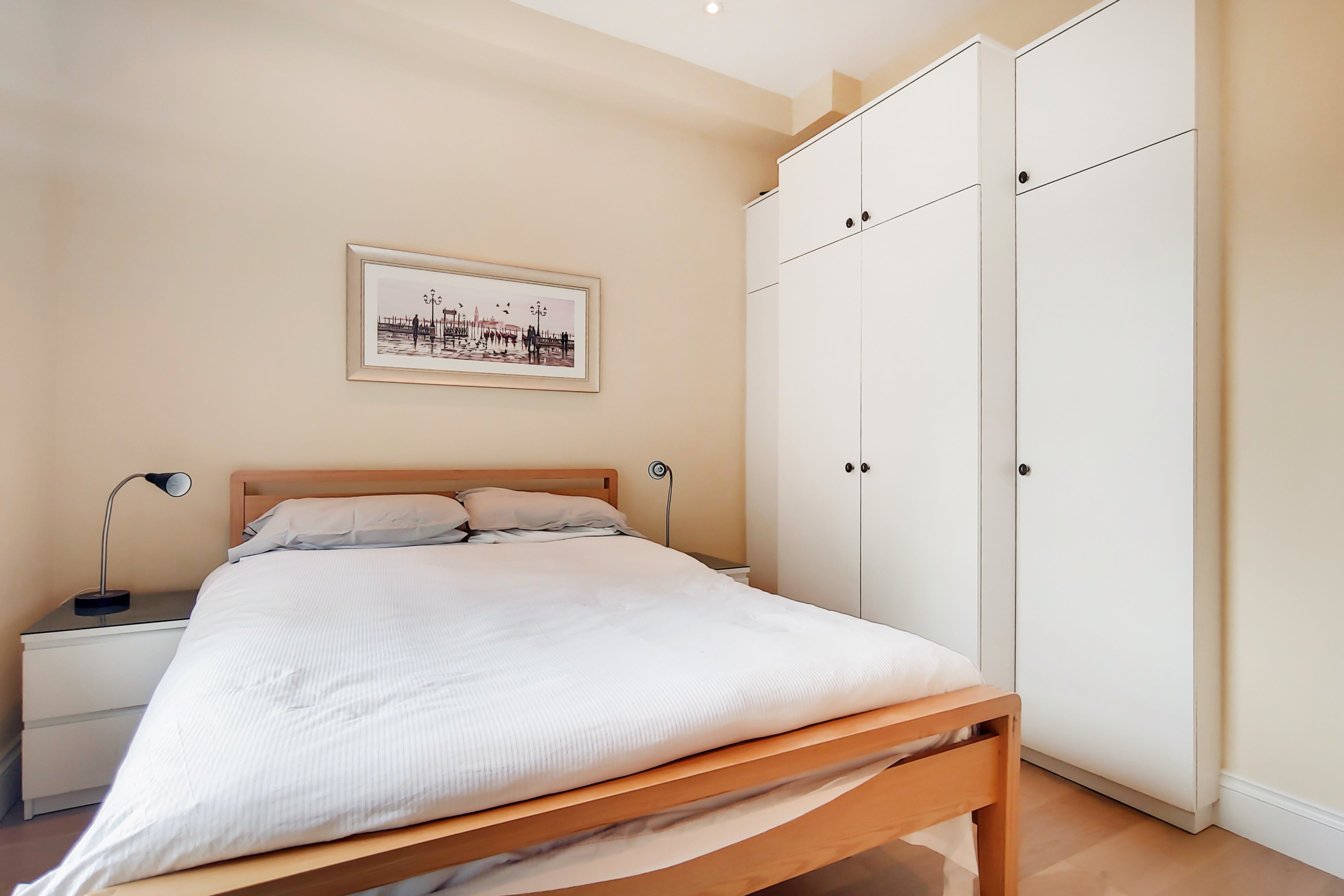 Flat Pembridge Gardens in Greater London