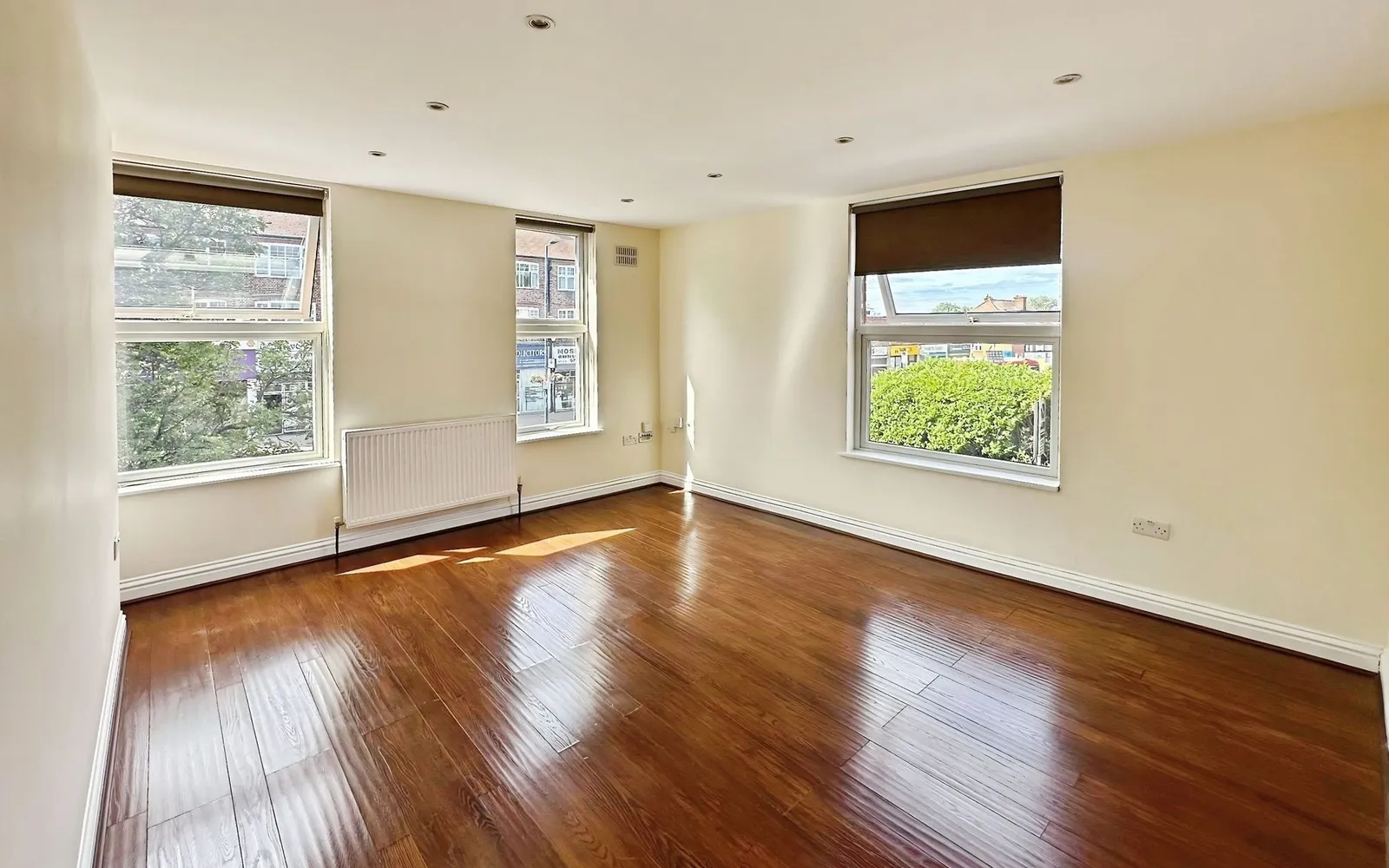 Flat Kenton Road in Greater London