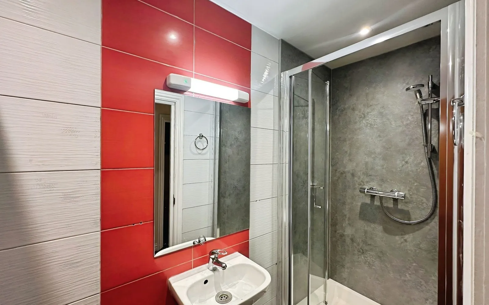 Flat Kenton Road in Greater London