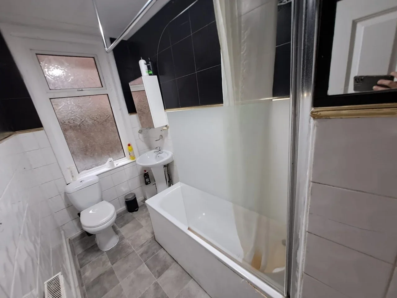 Room Finchley Road in Greater London