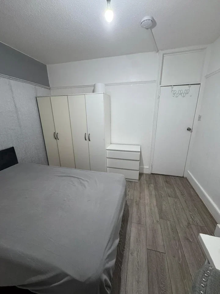 Room Finchley Road in Greater London