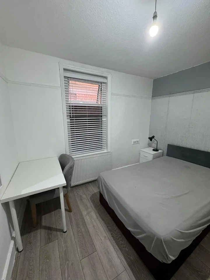 Room Finchley Road in Greater London