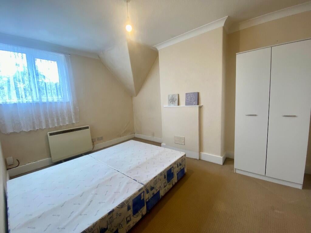 Flat Uxbridge Road in Greater London