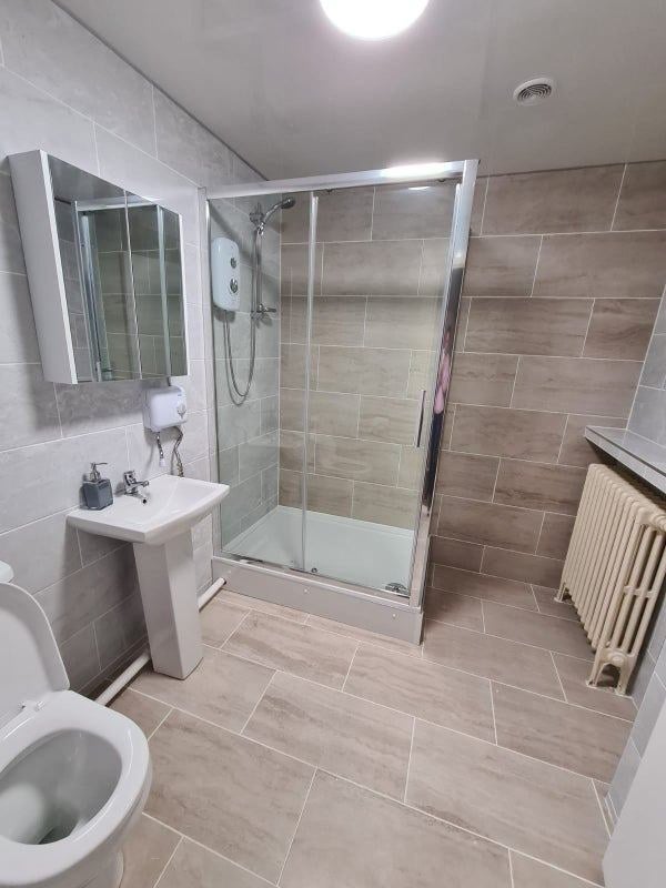 Room Millstone Lane in Leicester