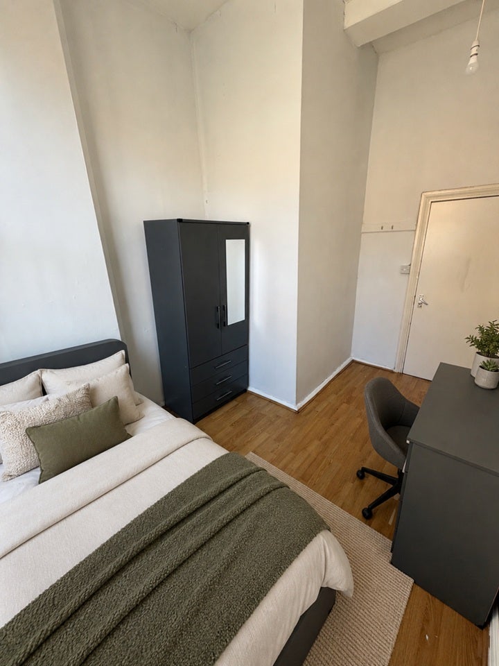 Room Millstone Lane in Leicester