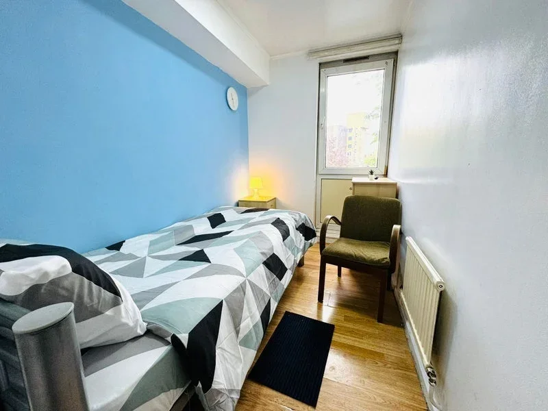 Room Ropery Street in Greater London