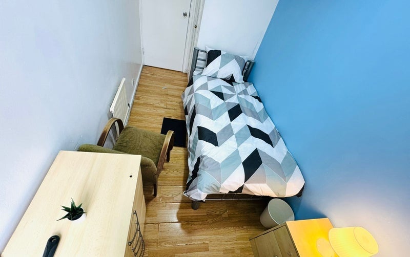 Room Ropery Street in Greater London