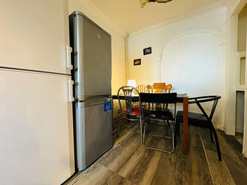 Room Ropery Street in Greater London