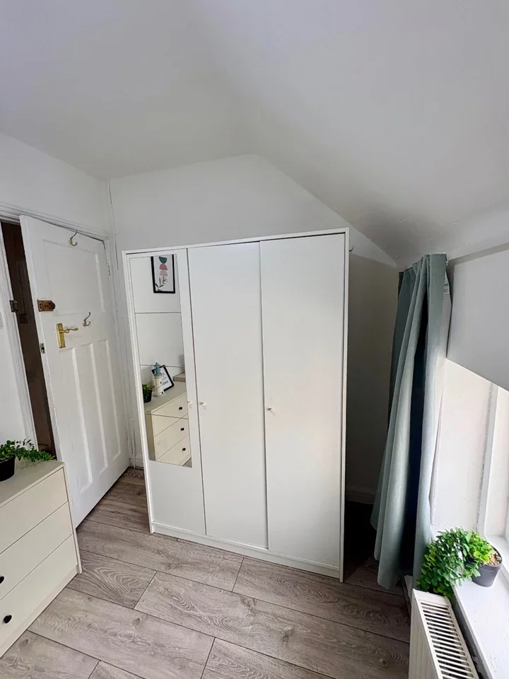 Room Queensbury Road in Greater London