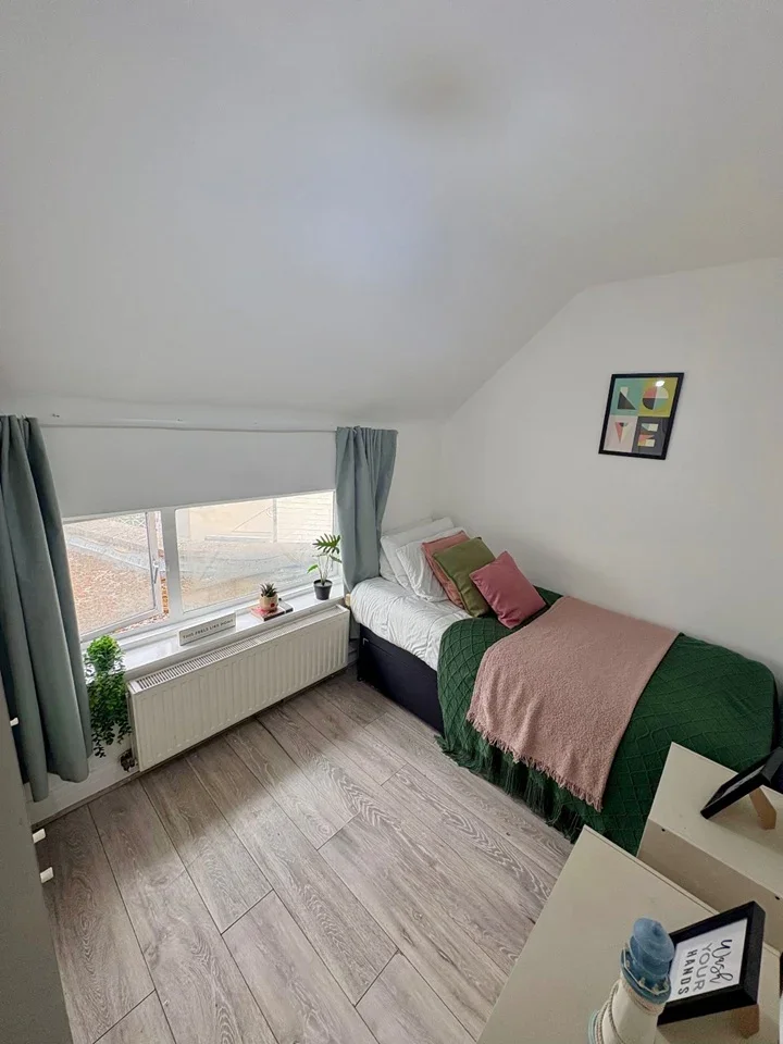Room Queensbury Road in Greater London