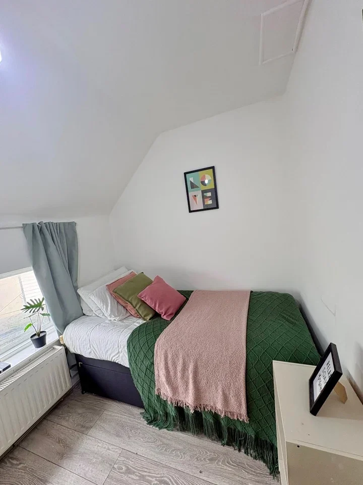 Room Queensbury Road in Greater London
