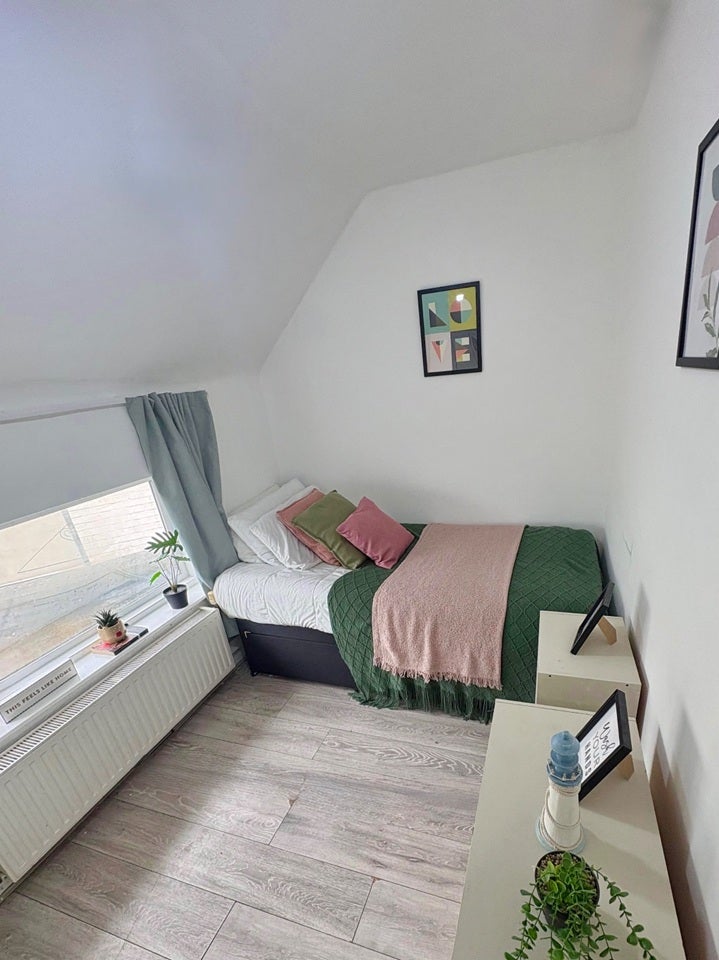 Room Queensbury Road in Greater London