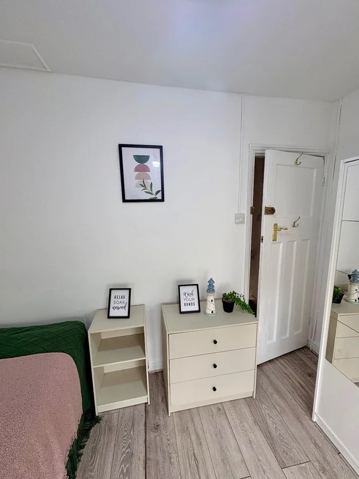 Room Queensbury Road in Greater London