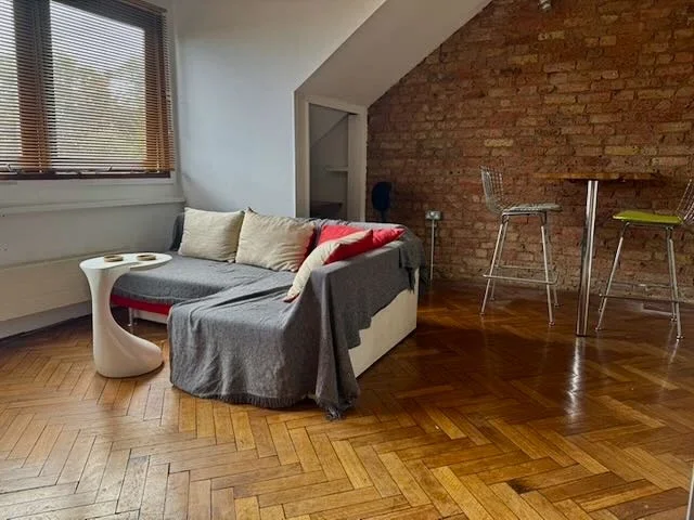 Flat Ivy Road in Greater London
