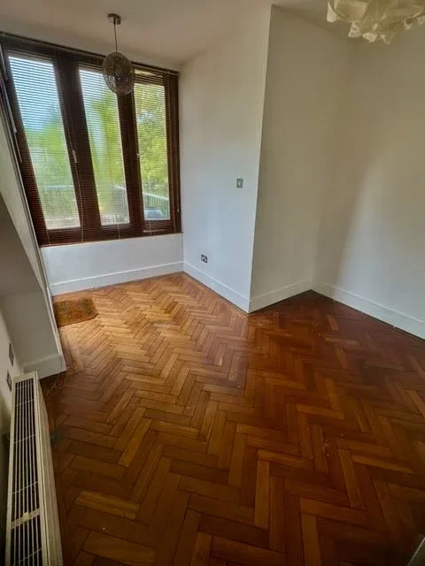 Flat Ivy Road in Greater London