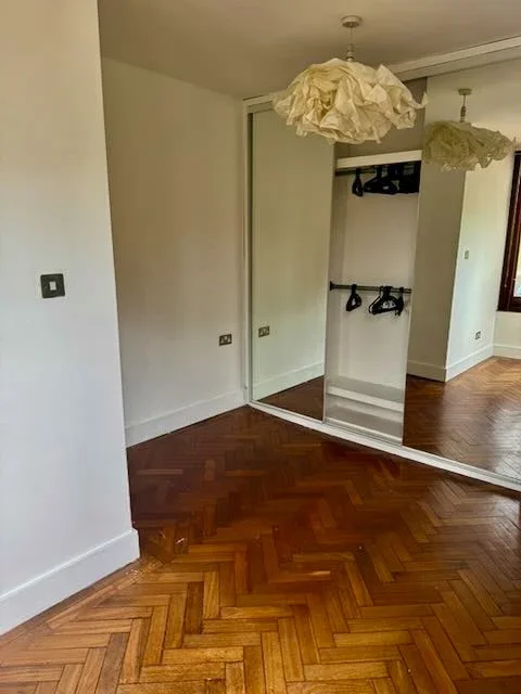Flat Ivy Road in Greater London
