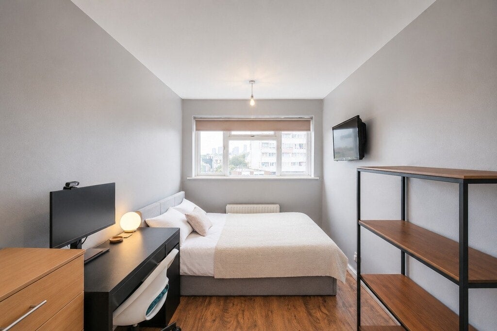 Room Wick Road in Greater London