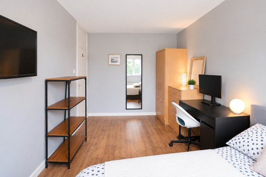 Room Wick Road in Greater London