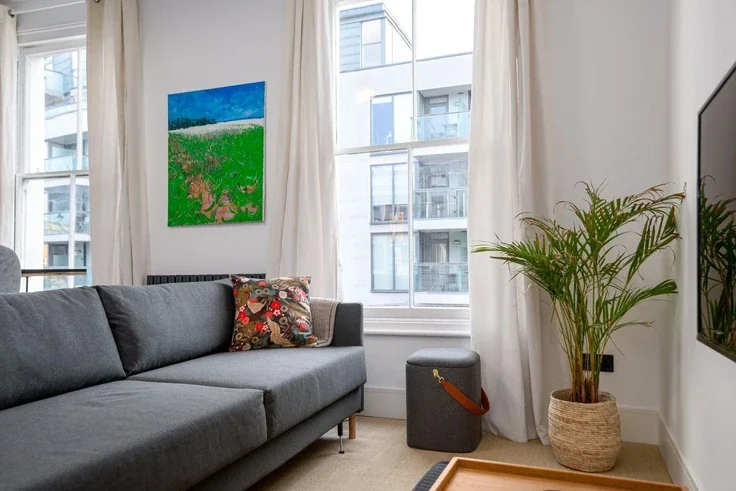 Flat Packington Street in Greater London