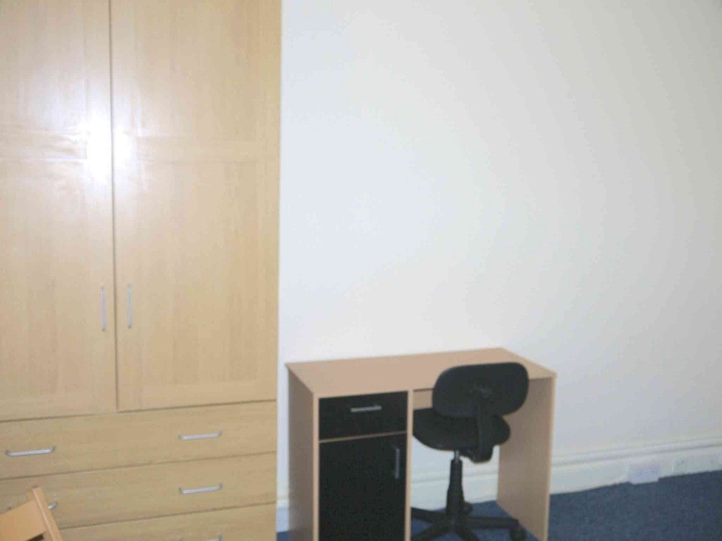 Room Queen's Road in Greater London