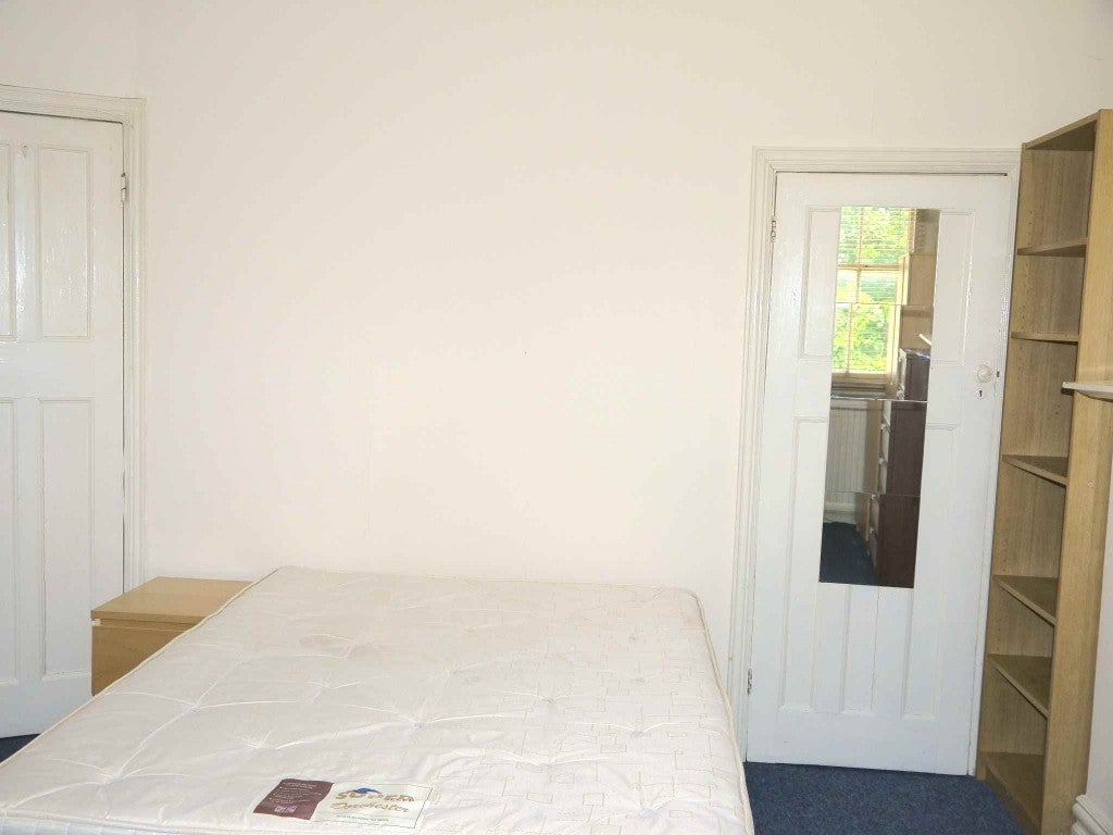 Room Queen's Road in Greater London