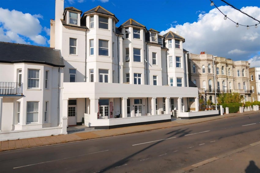 Flat Marine Parade in Worthing