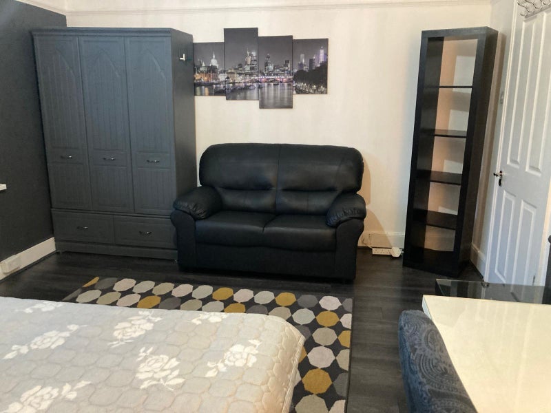 Room South Parade in Greater London
