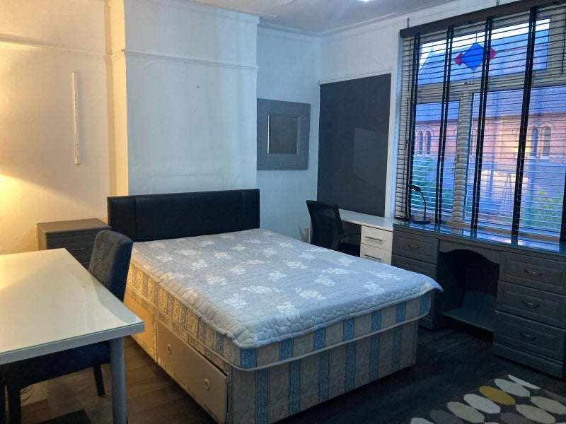 Room South Parade in Greater London