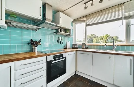 Flat Mountbatten Close in Slough