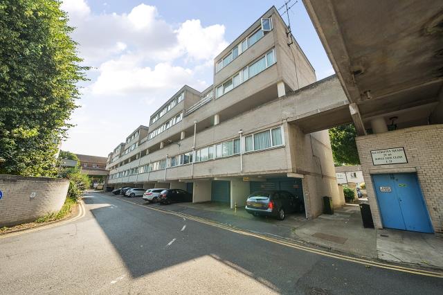 Flat Mountbatten Close in Slough