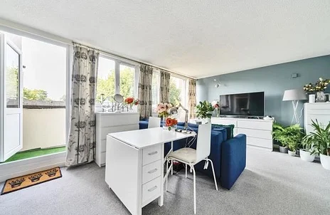 Flat Mountbatten Close in Slough
