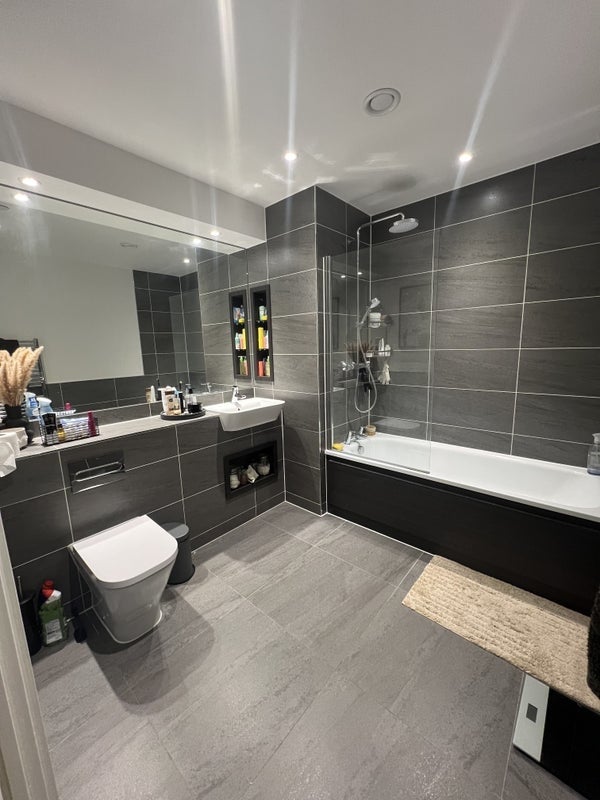 Flat Broadway in Greater London