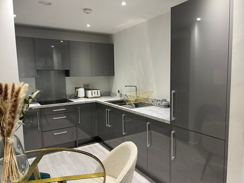 Flat Broadway in Greater London